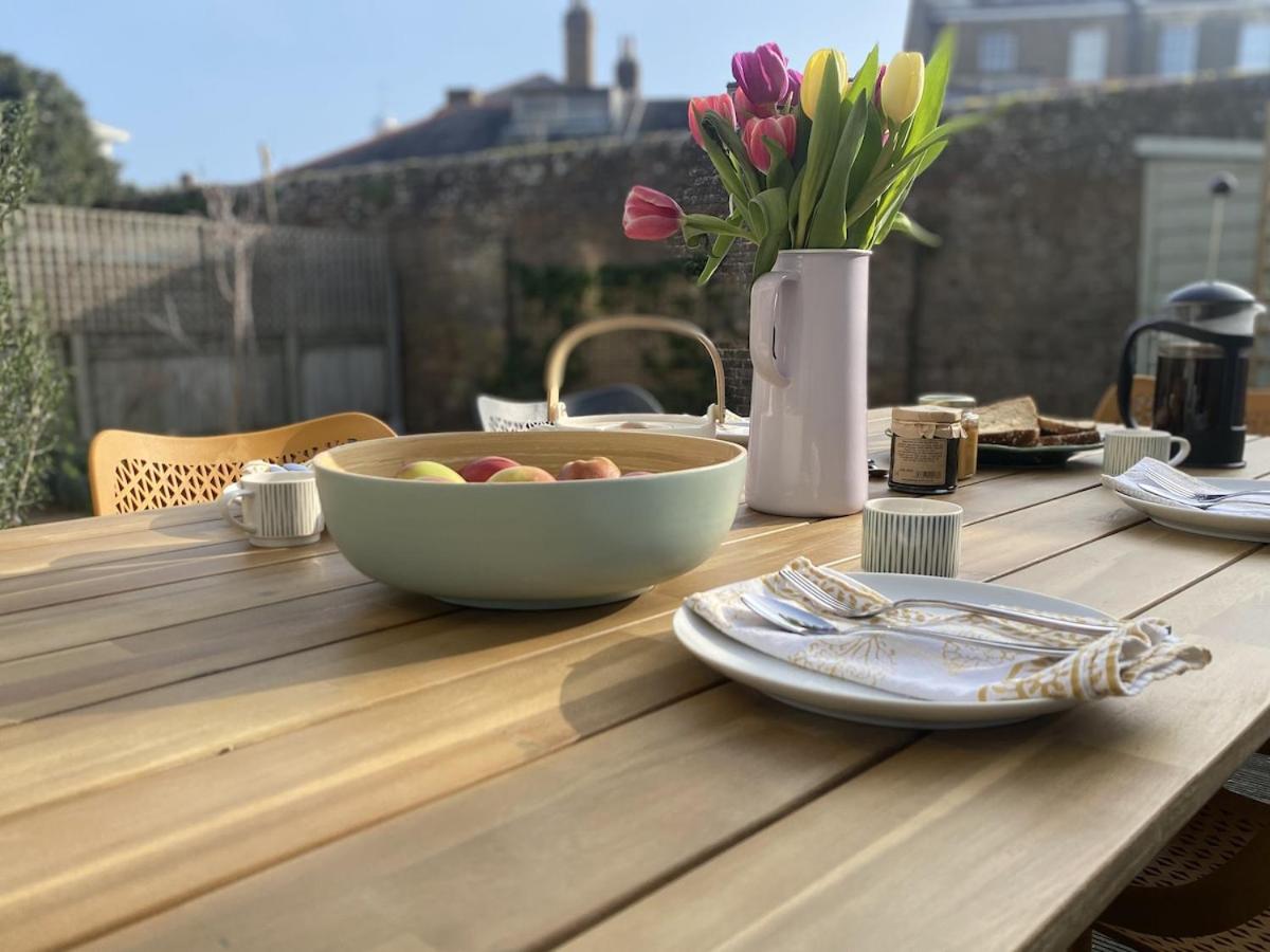 Stylish Home with 4 bedrooms, Logburner, Garden, nr Beach, Deal Castle