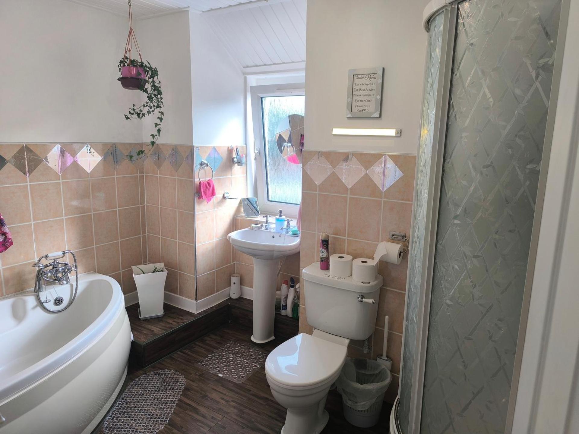 Modern Oasis , Edinburgh Airport near,8mi