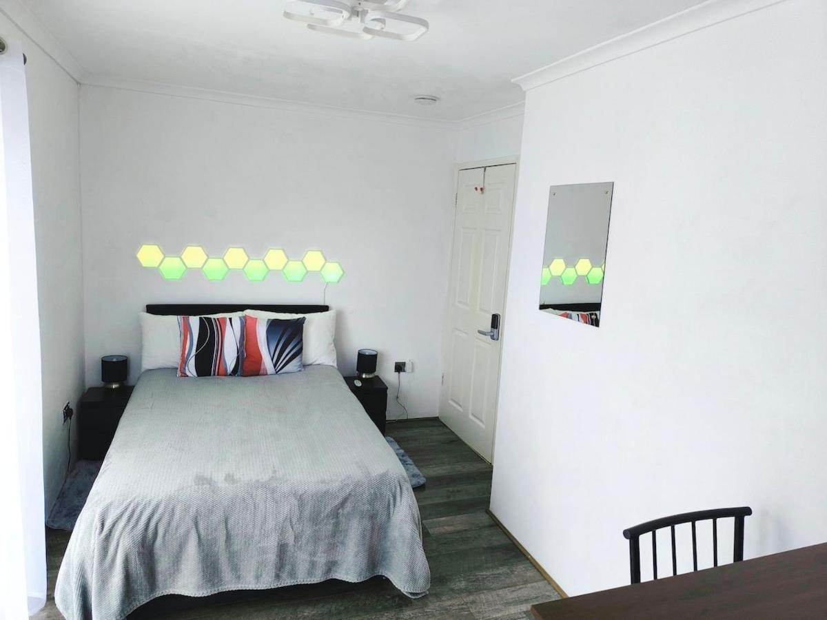 Modern Oasis , Edinburgh Airport near,8mi