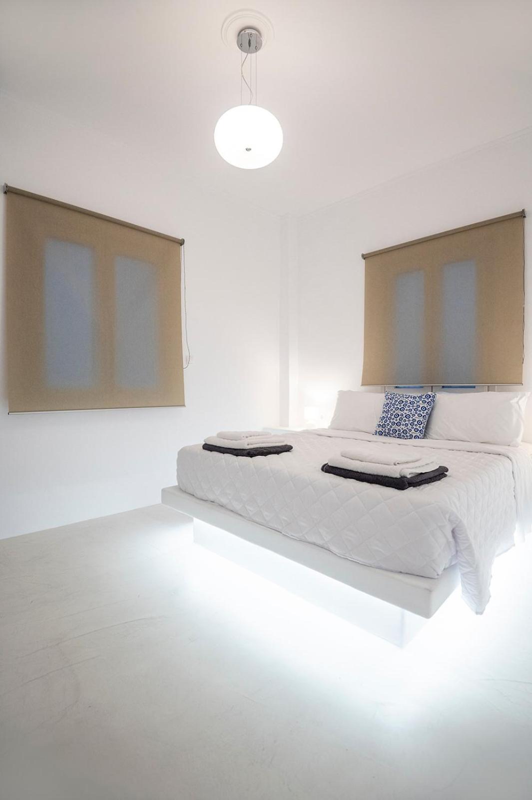 Leticia villa Santorini with heated jacuzzi