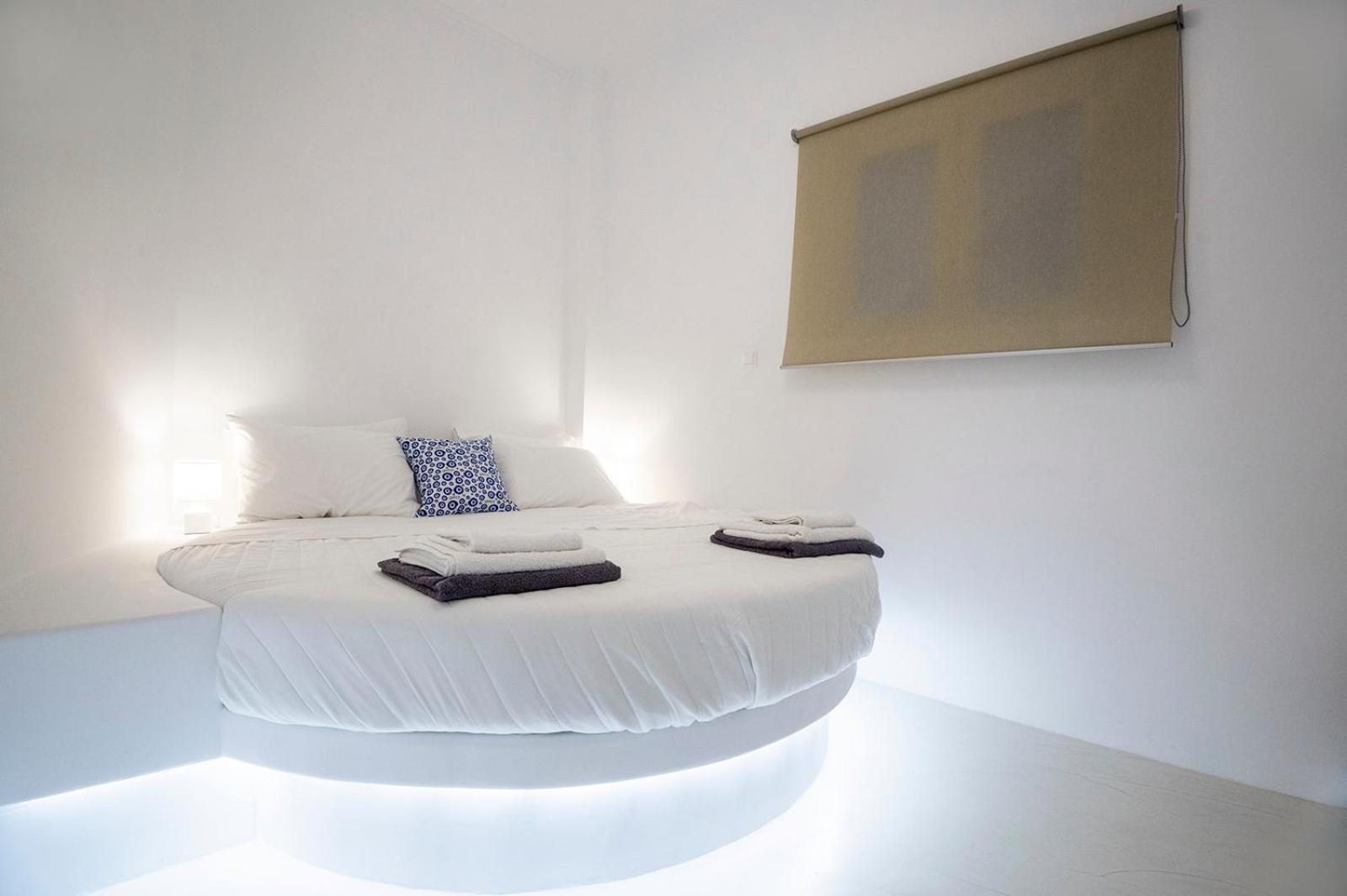 Leticia villa Santorini with heated jacuzzi