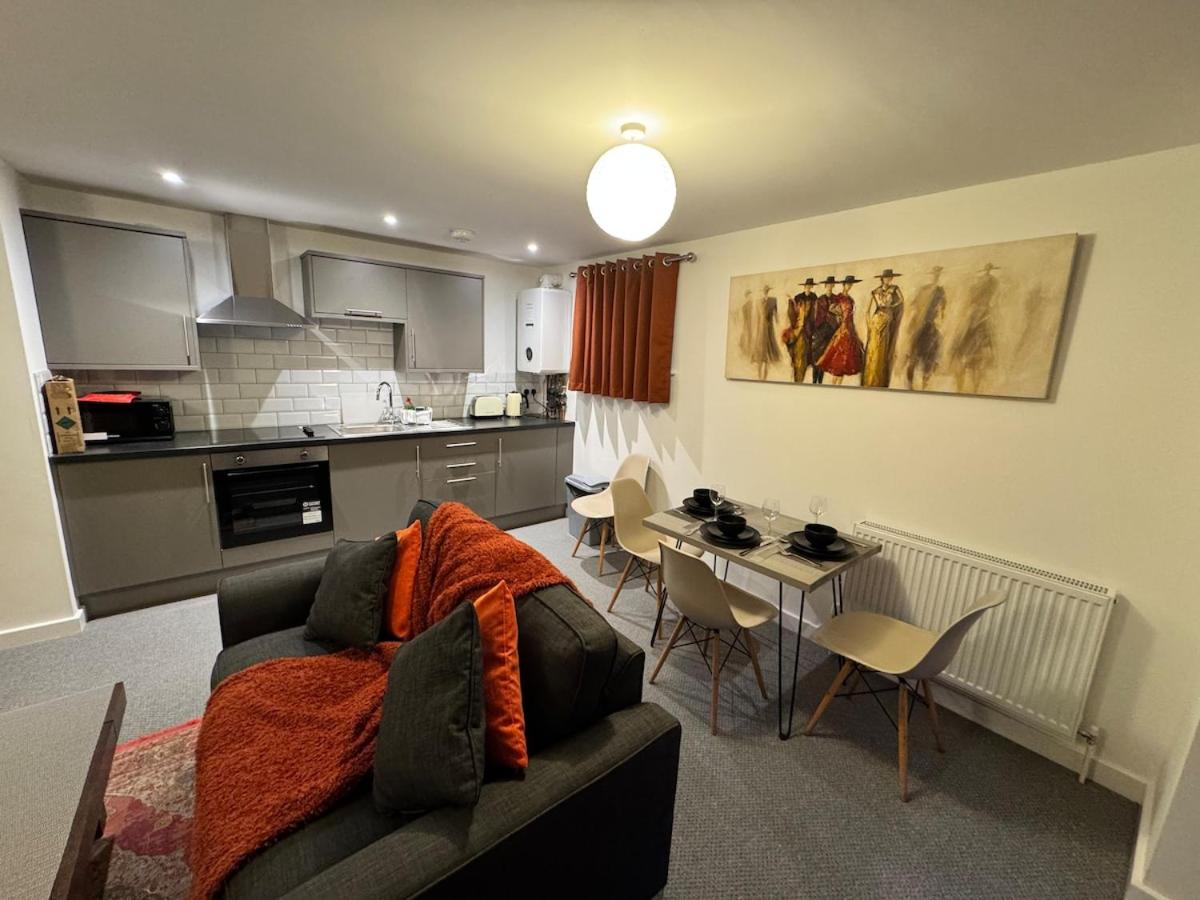 town centre 3, 1st floor, king bed entire flat