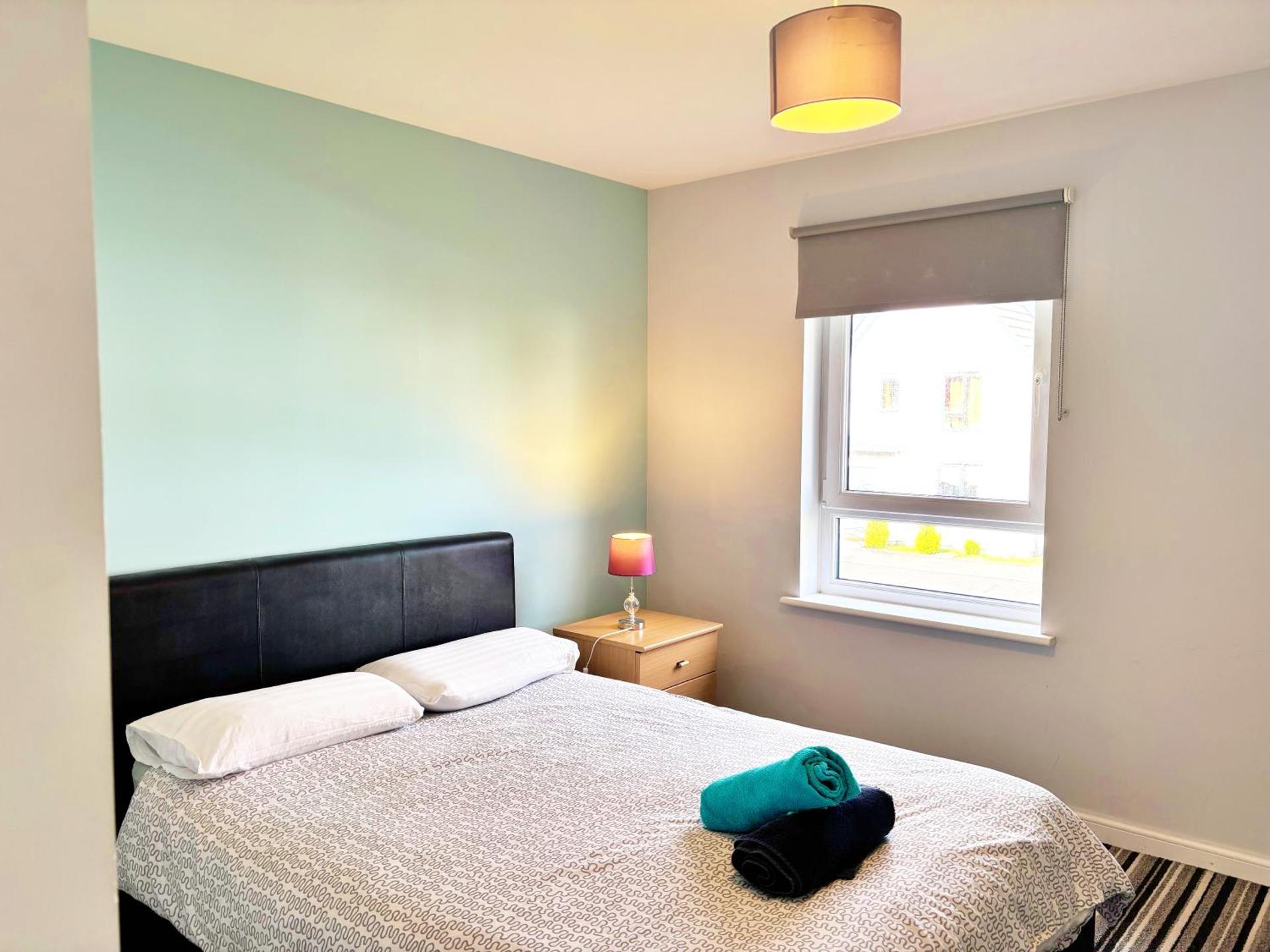 Newbuild - 3 bedrooms, 2 baths,5 mins from airport