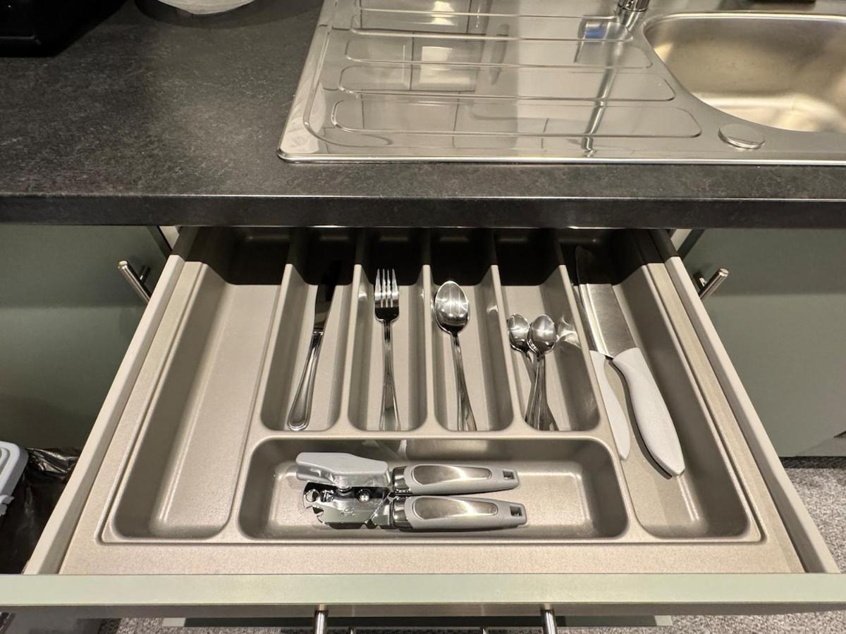 5 Town centre, entire flat, free parking king bed