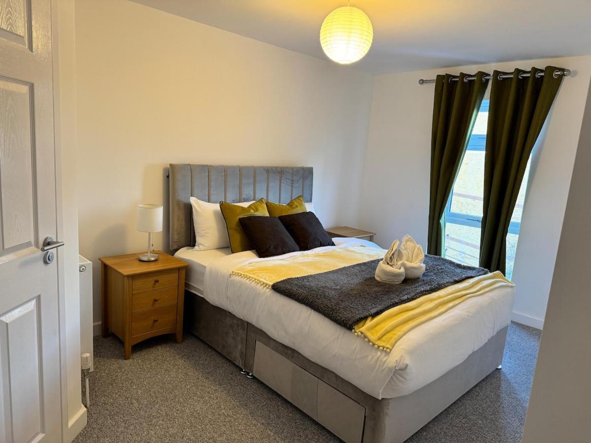 5 Town centre, entire flat, free parking king bed