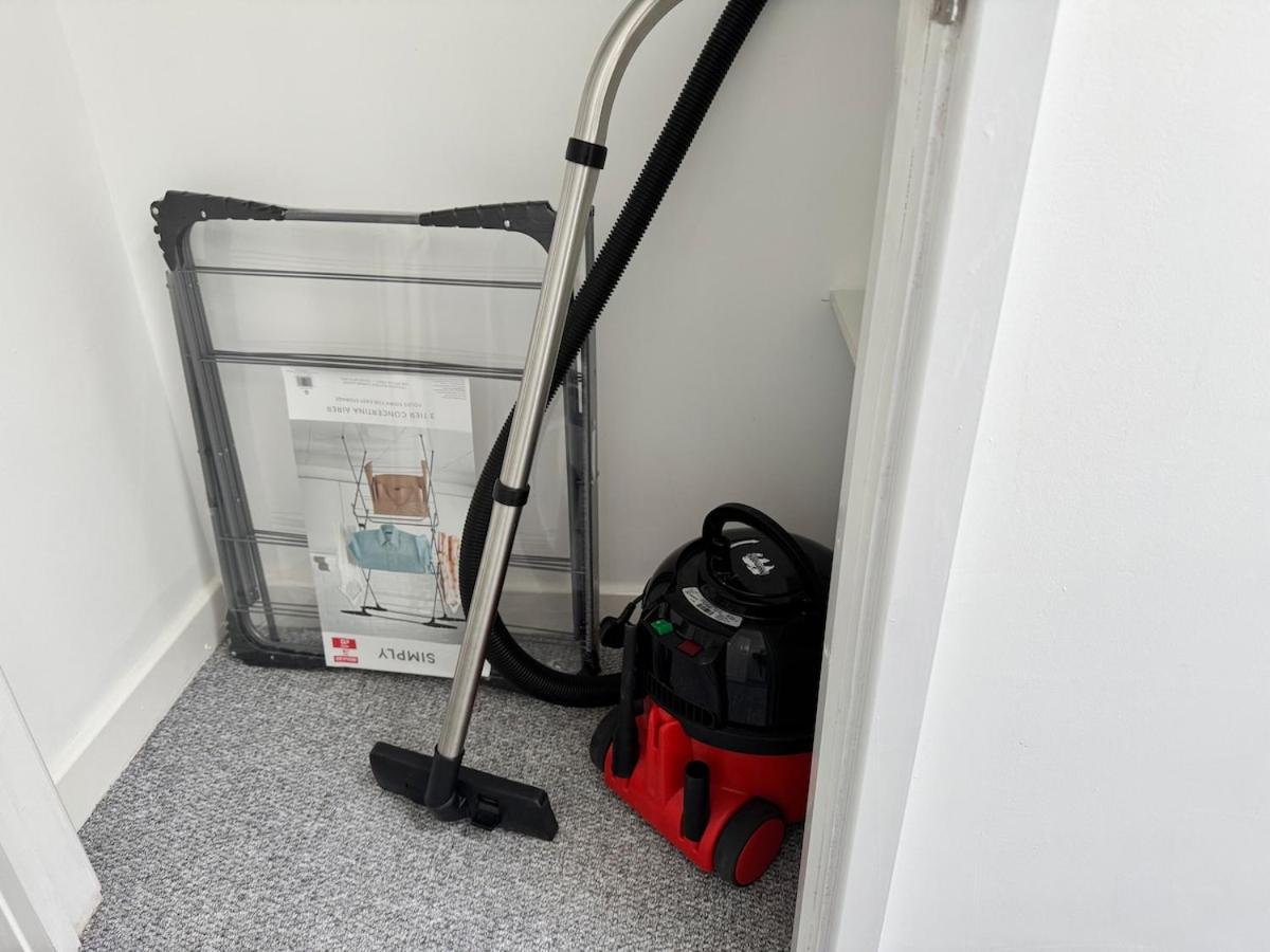 5 Town centre, entire flat, free parking king bed