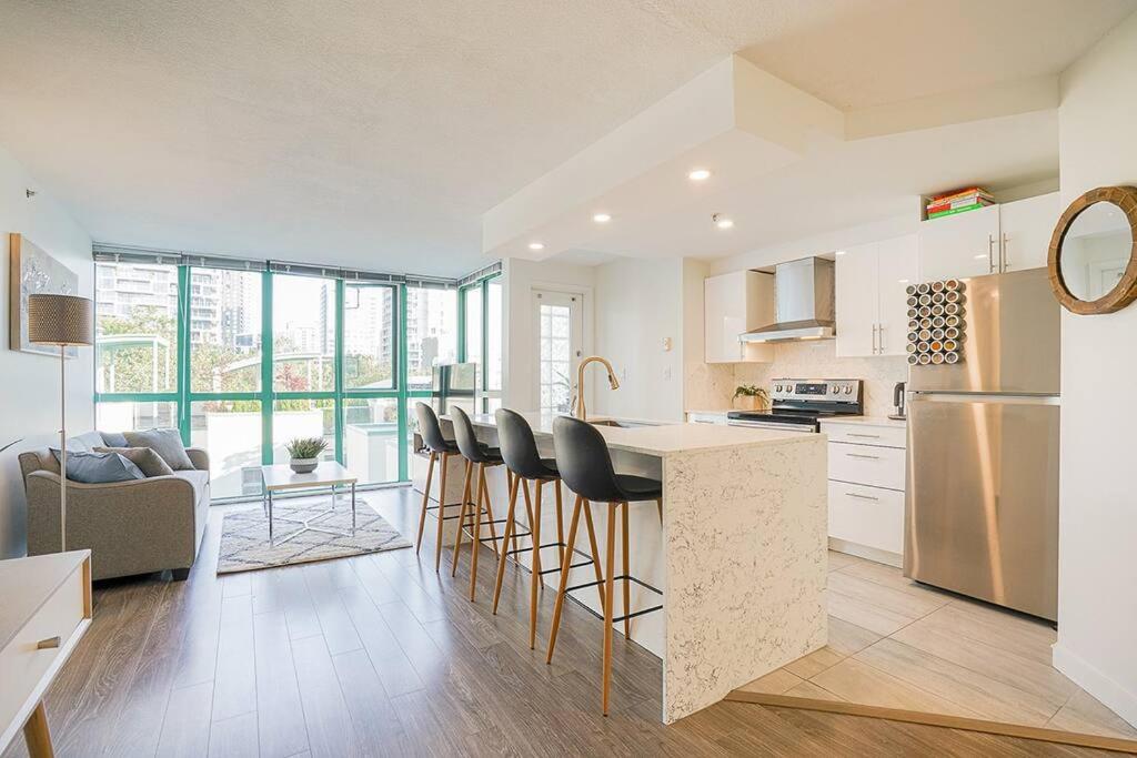 Yaletown Gorgeous Unit Steps from the Beach