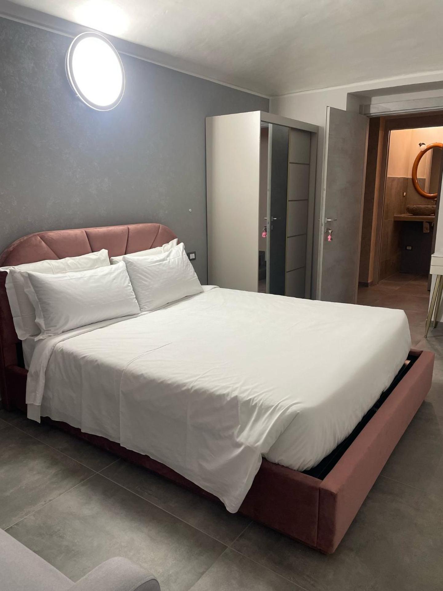 airport apartments camera orchidea