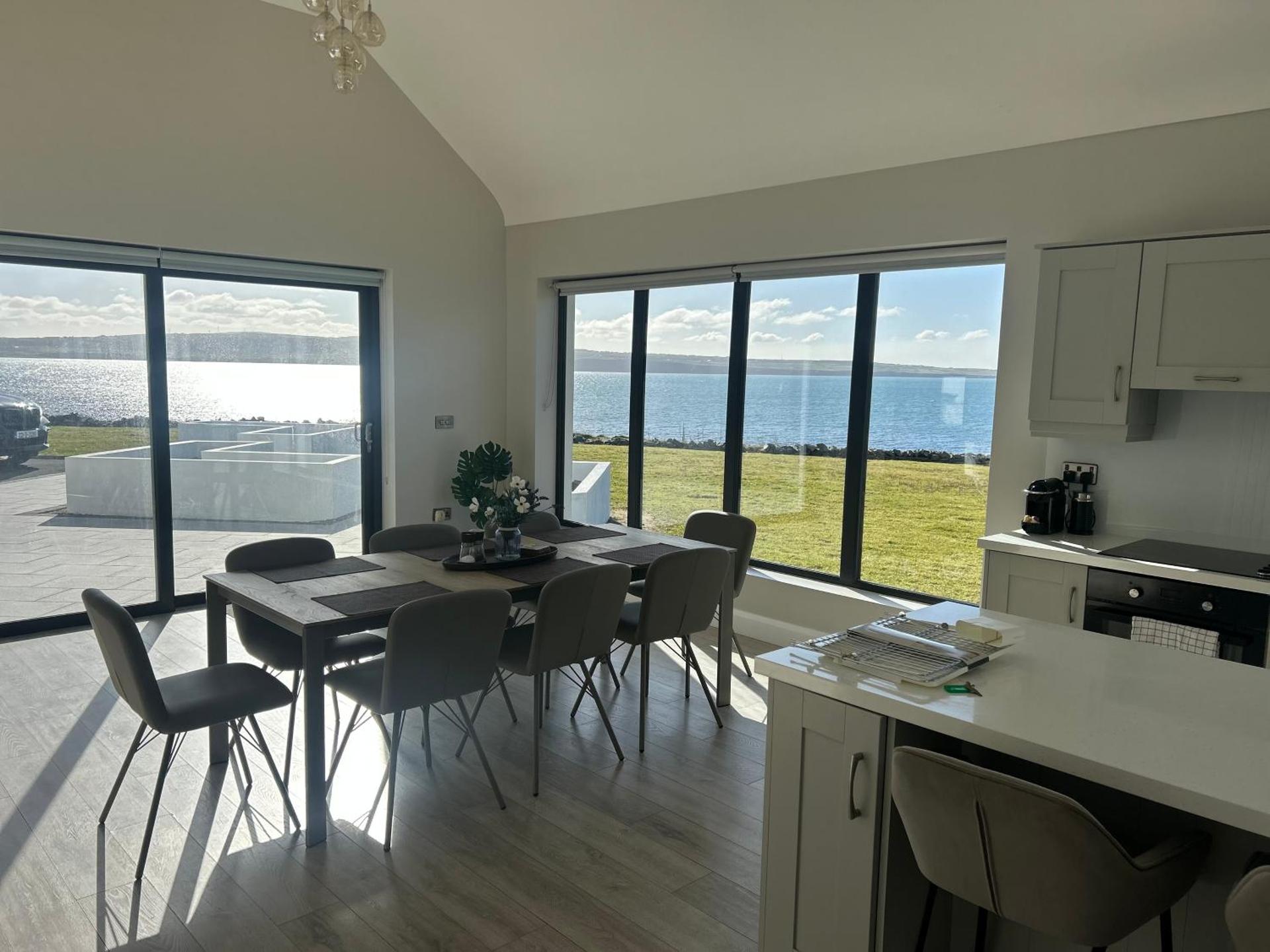 Spectacular ocean views & minutes to Cliffs- Clahane Shore Lodge