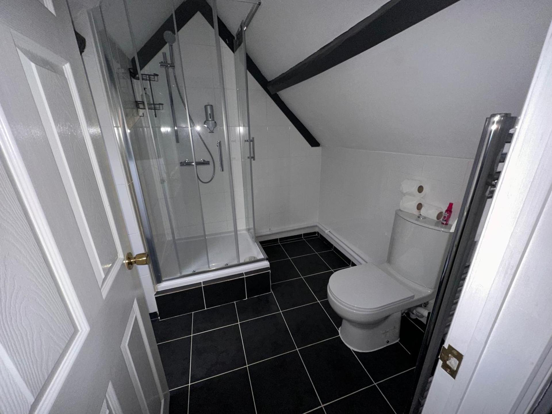 The White Lion Hotel, Church Road, Yate BS37 5BG Self-check-in FREE PARKING Walk away from the centre of Yate!