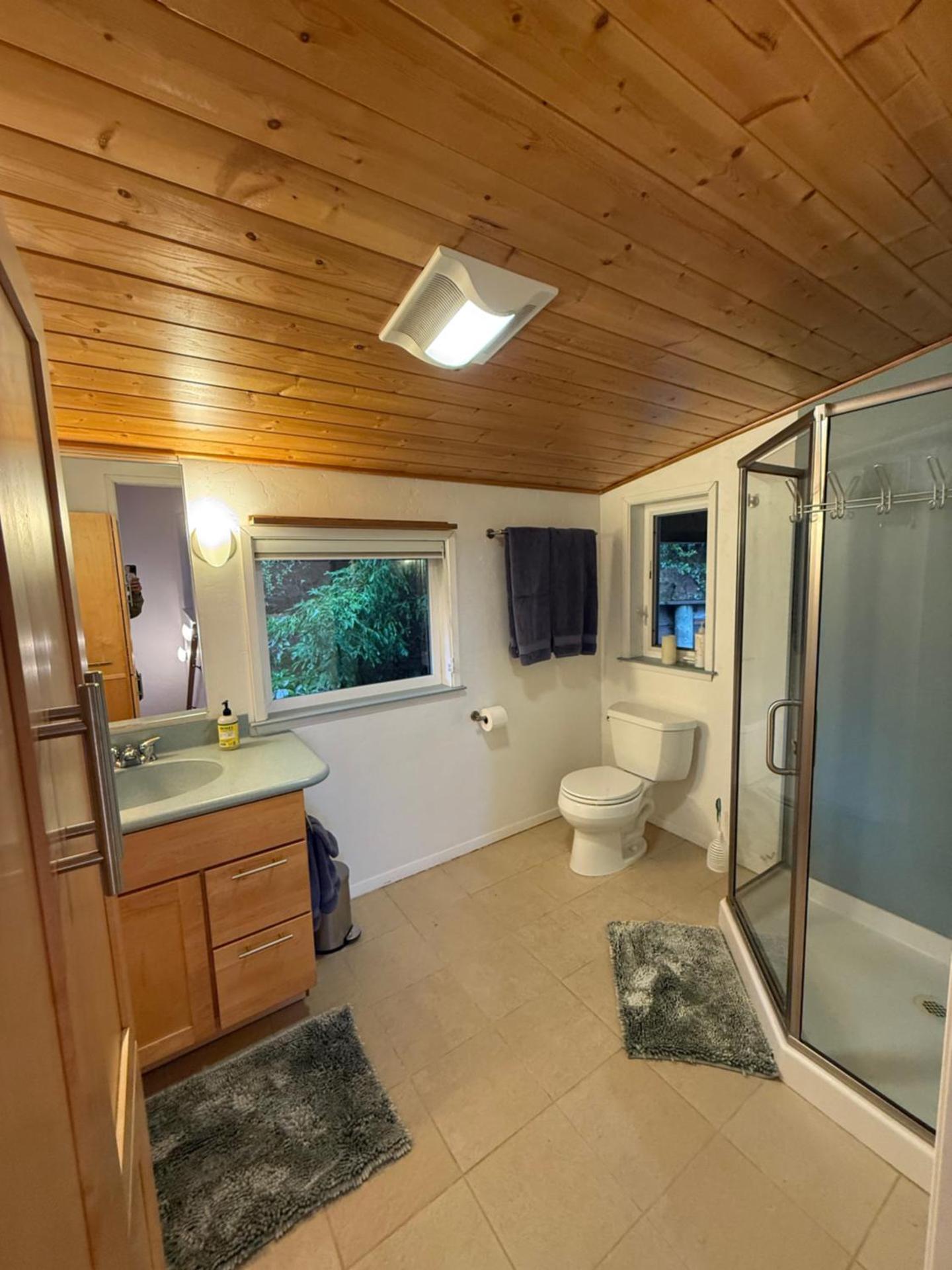 Ravens Nest Tranquil Forest Suite 5 min to Downtown Arcata with Stunning Redwood Views