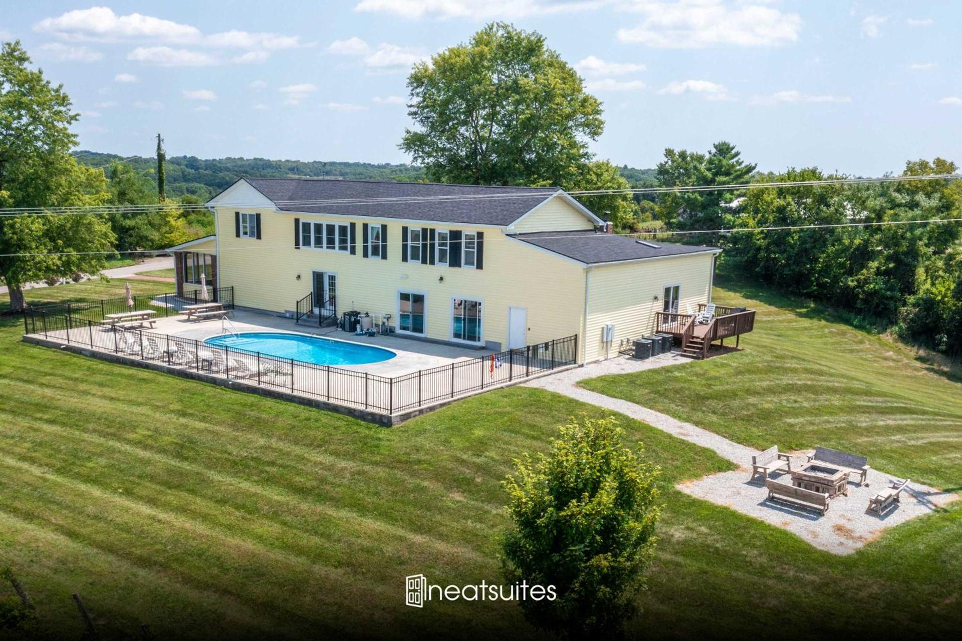 Country Lodge for 18, With Pool and Pond, Near Ark