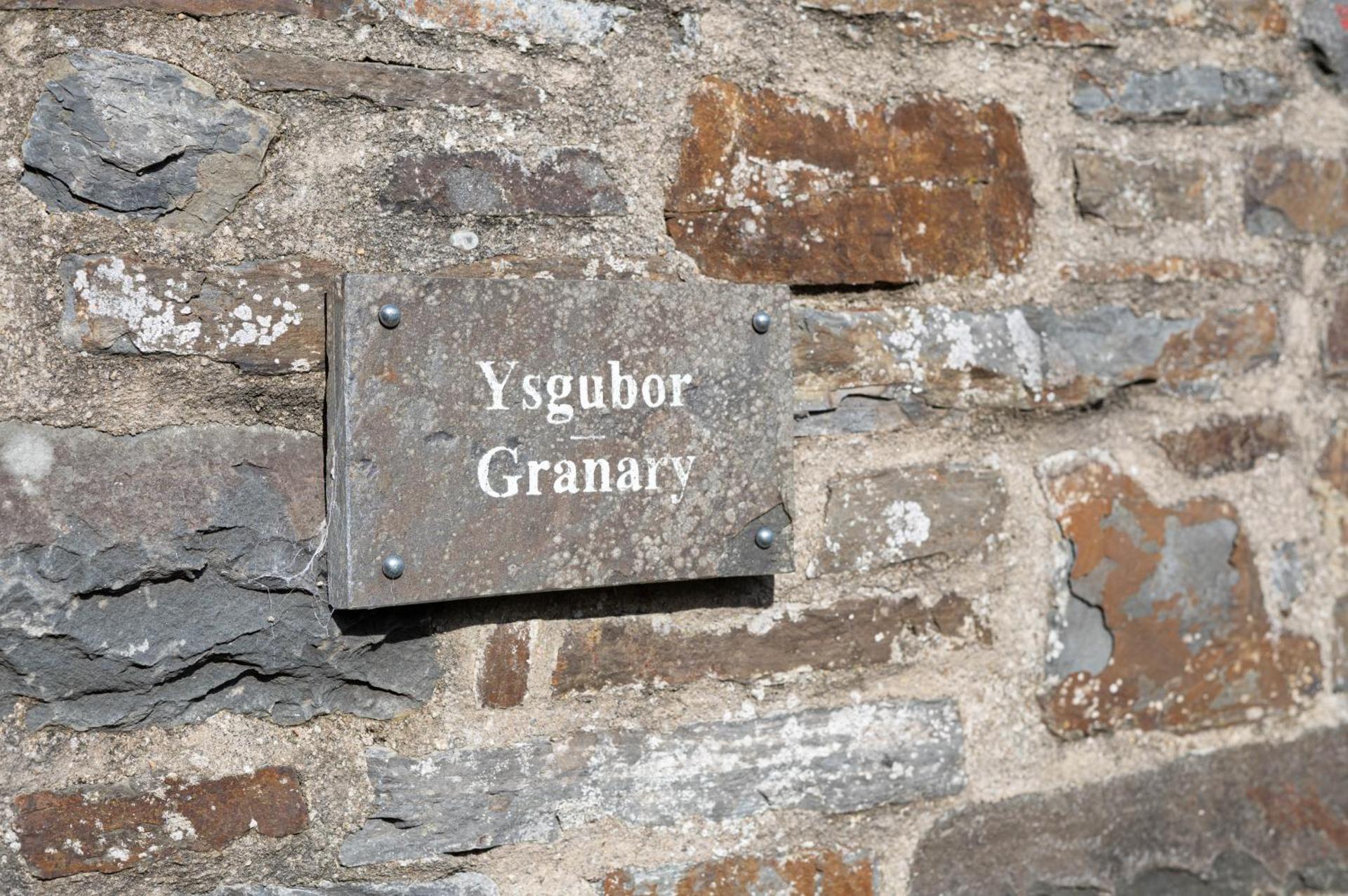 Granary Cottage with hot tub on organic farmland