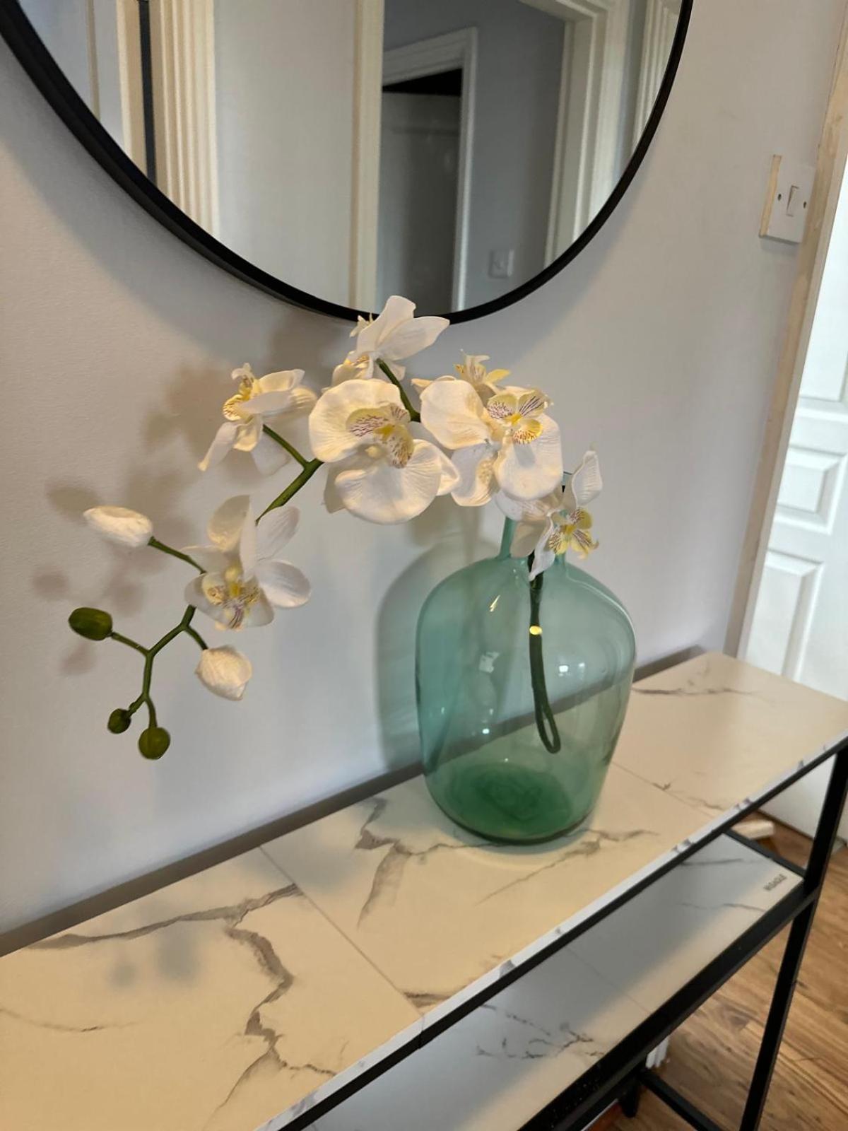 Modern Economy Glasgow Apartment with King bed