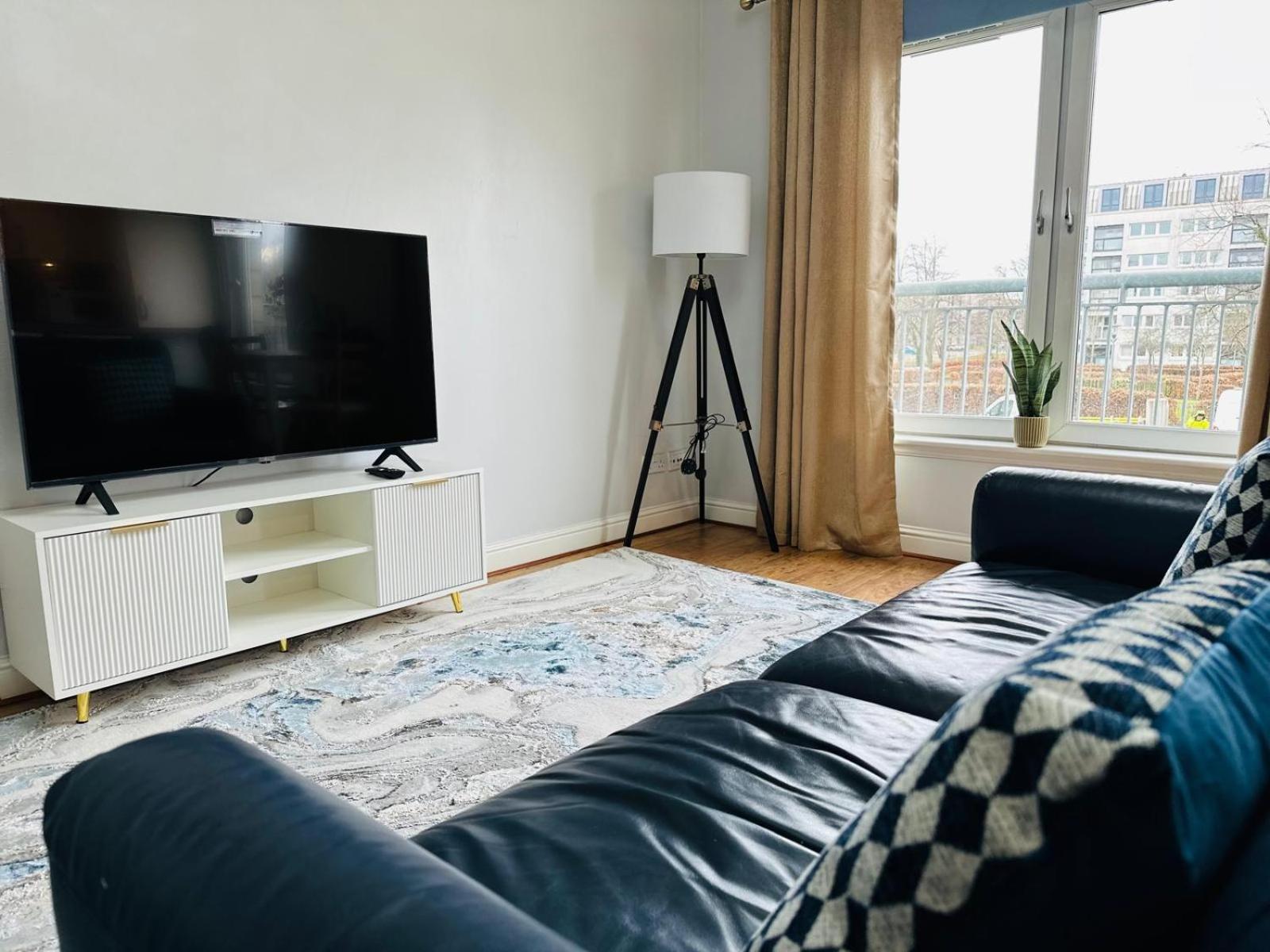 Modern Economy Glasgow Apartment with King bed