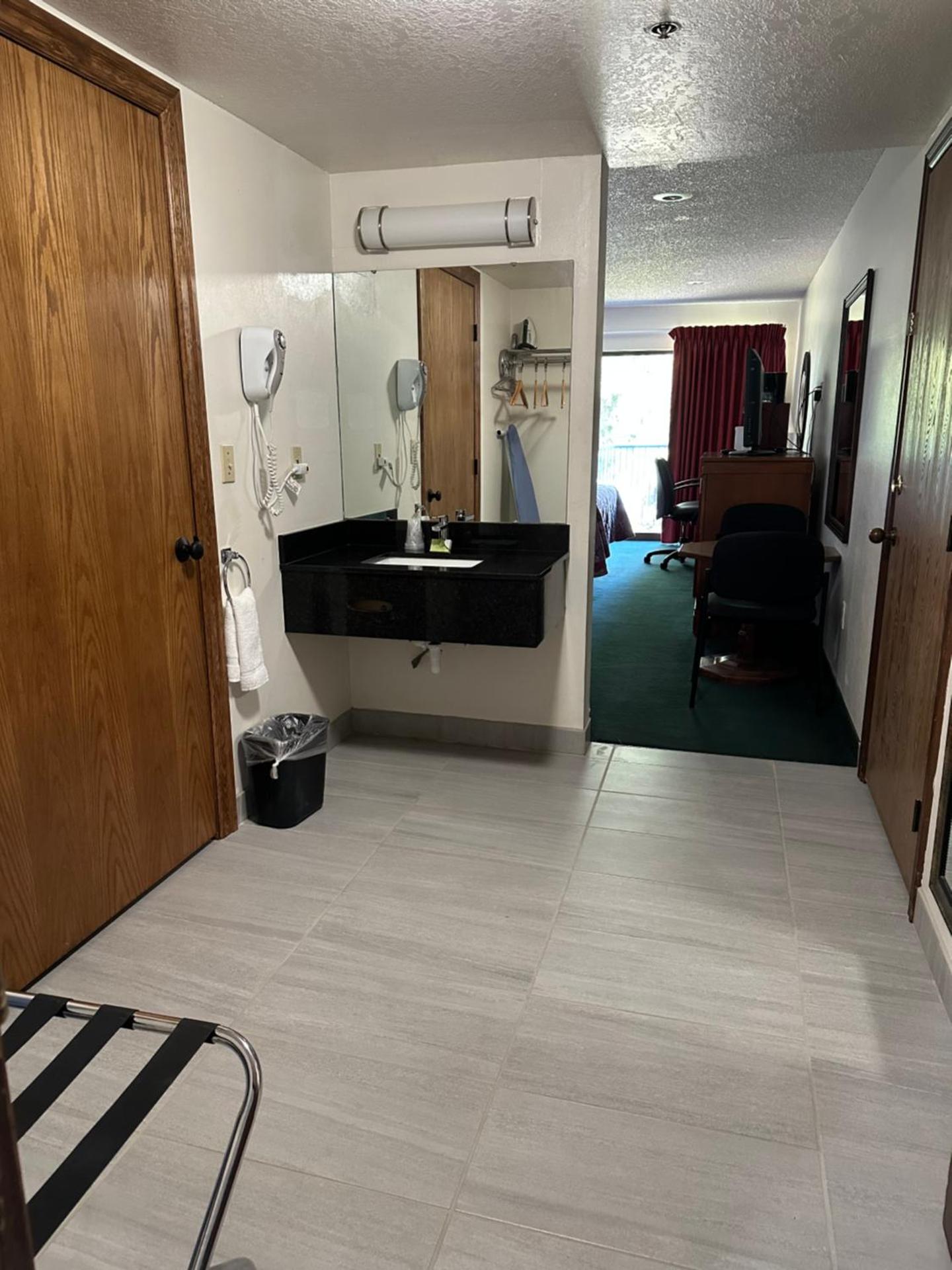 Oyster Bay Inn & Suites