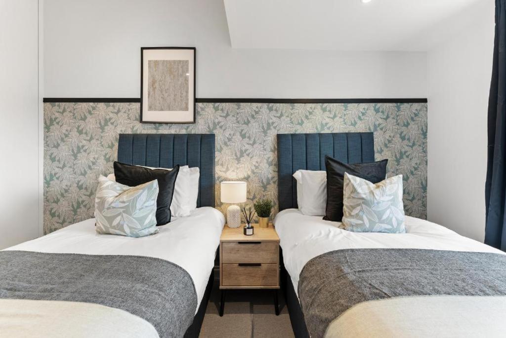 Stunning 4 Bedroom Abode in Zone 1 - Balcony - Sleeps 9