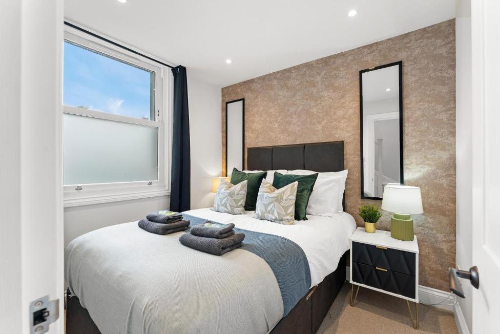 Stunning 4 Bedroom Abode in Zone 1 - Balcony - Sleeps 9