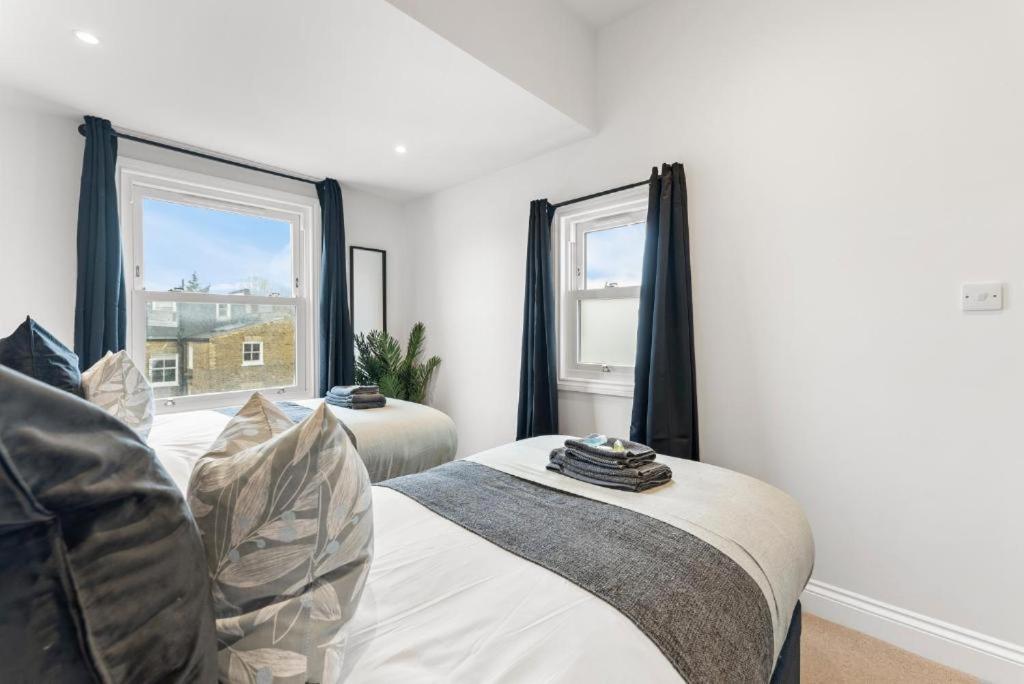 Stunning 4 Bedroom Abode in Zone 1 - Balcony - Sleeps 9