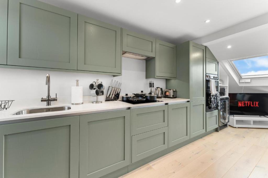 Stunning 4 Bedroom Abode in Zone 1 - Balcony - Sleeps 9