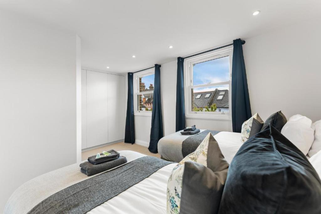 Stunning 4 Bedroom Abode in Zone 1 - Balcony - Sleeps 9