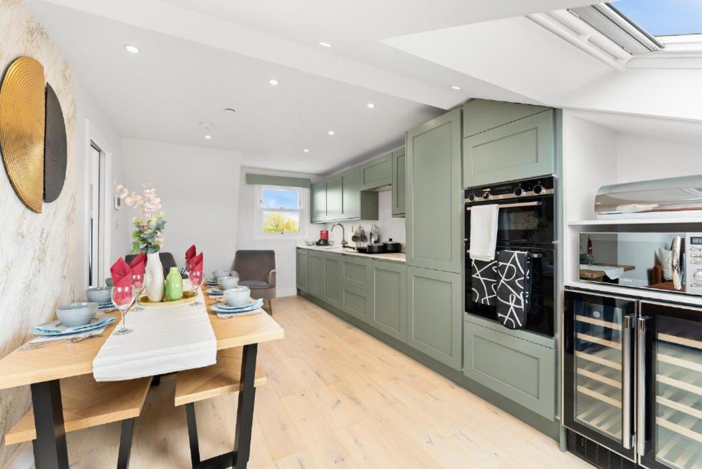 Stunning 4 Bedroom Abode in Zone 1 - Balcony - Sleeps 9