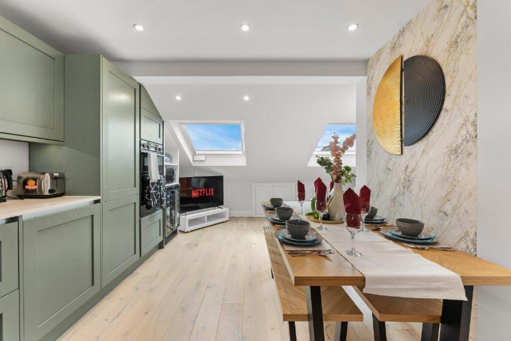 Stunning 4 Bedroom Abode in Zone 1 - Balcony - Sleeps 9