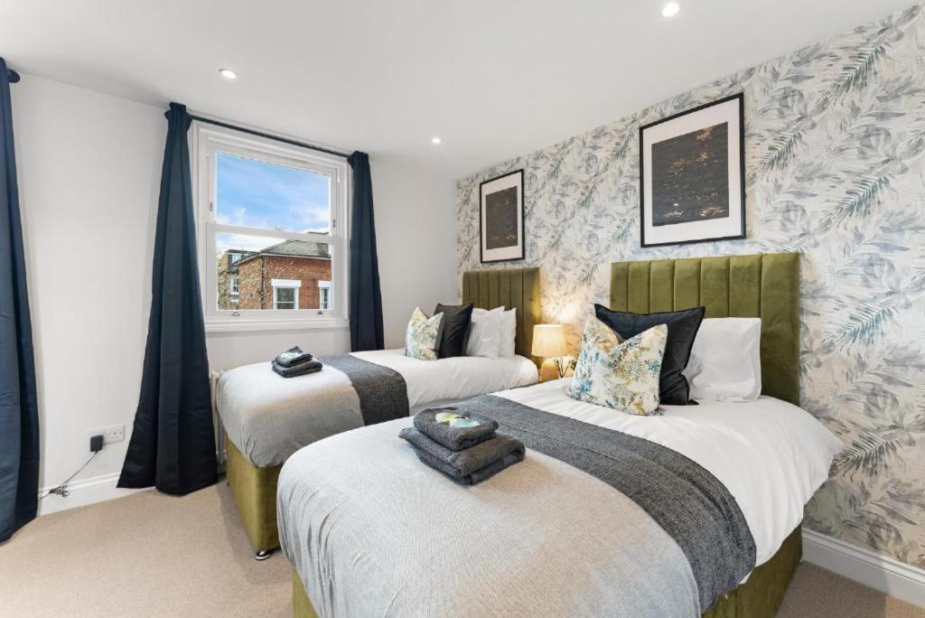 Stunning 4 Bedroom Abode in Zone 1 - Balcony - Sleeps 9