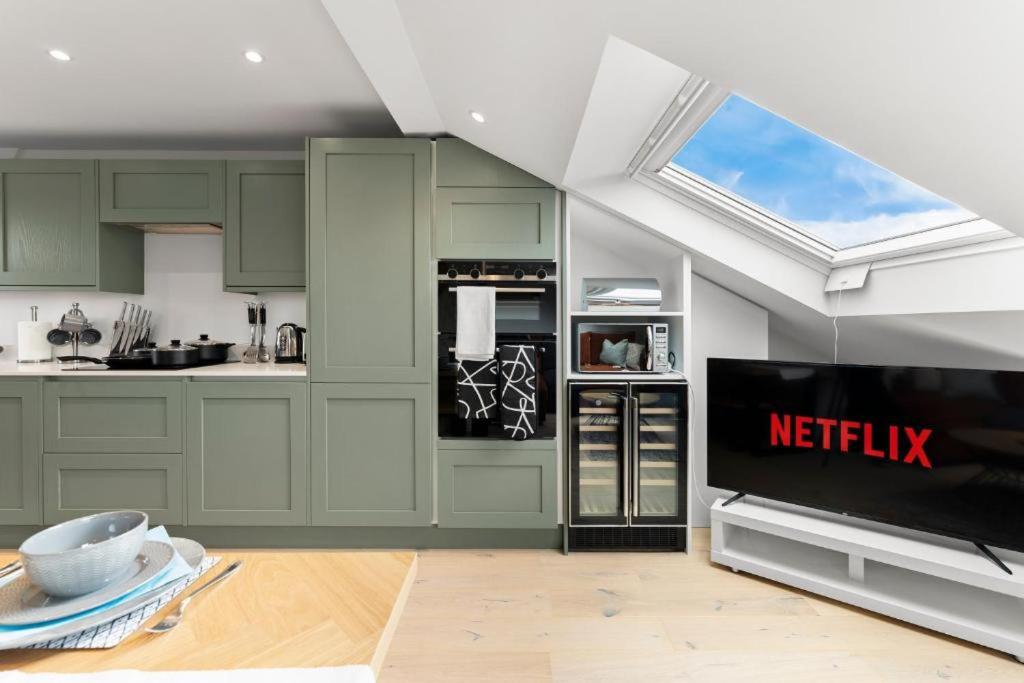 Stunning 4 Bedroom Abode in Zone 1 - Balcony - Sleeps 9