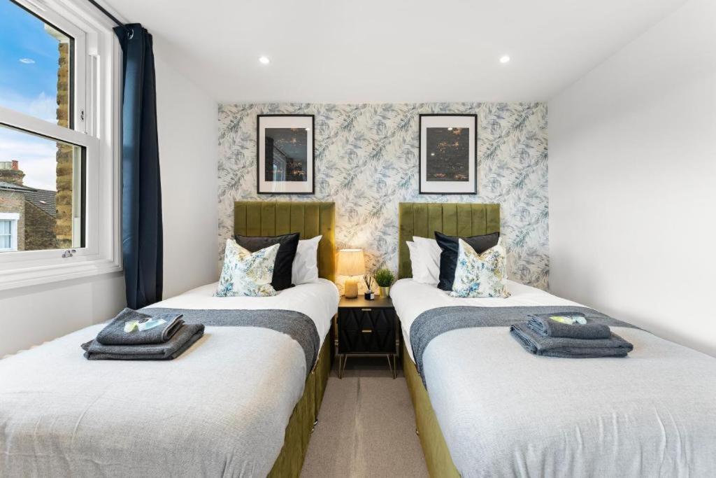 Stunning 4 Bedroom Abode in Zone 1 - Balcony - Sleeps 9