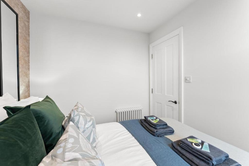 Stunning 4 Bedroom Abode in Zone 1 - Balcony - Sleeps 9