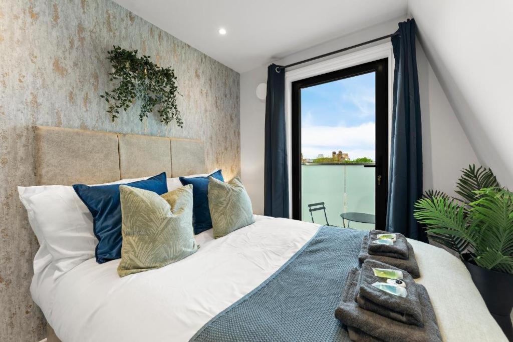 Stunning 4 Bedroom Abode in Zone 1 - Balcony - Sleeps 9