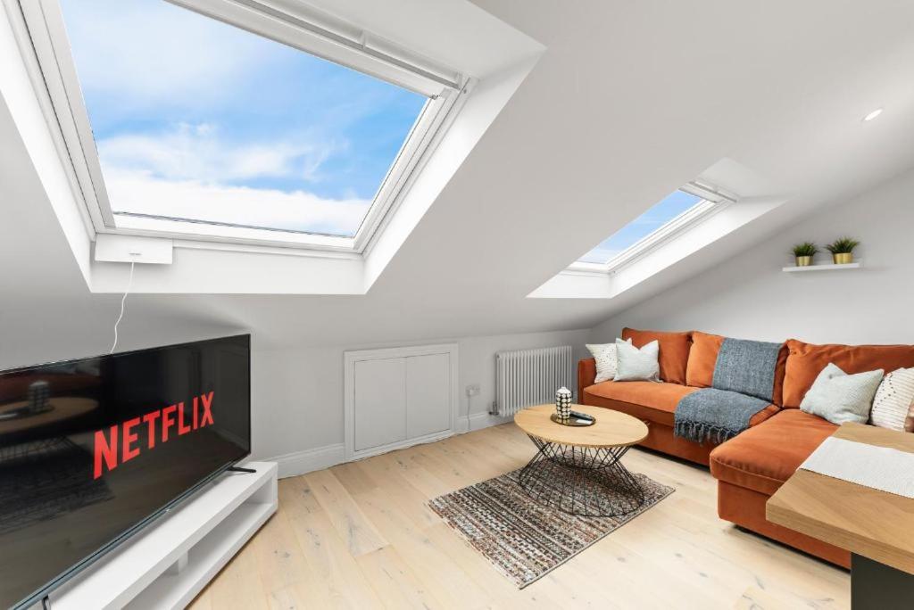 Stunning 4 Bedroom Abode in Zone 1 - Balcony - Sleeps 9