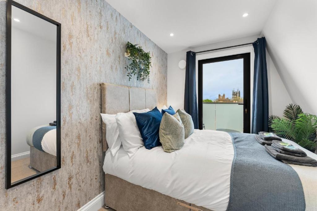 Stunning 4 Bedroom Abode in Zone 1 - Balcony - Sleeps 9