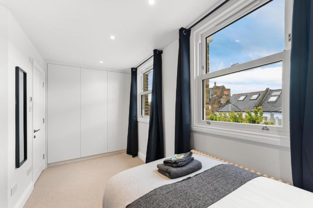 Stunning 4 Bedroom Abode in Zone 1 - Balcony - Sleeps 9