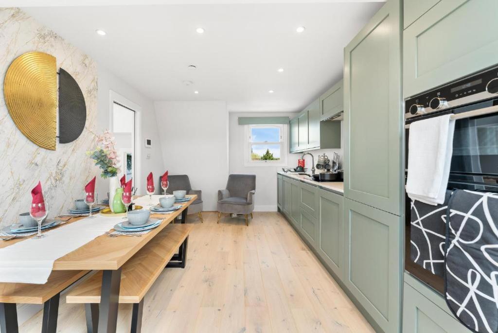 Stunning 4 Bedroom Abode in Zone 1 - Balcony - Sleeps 9