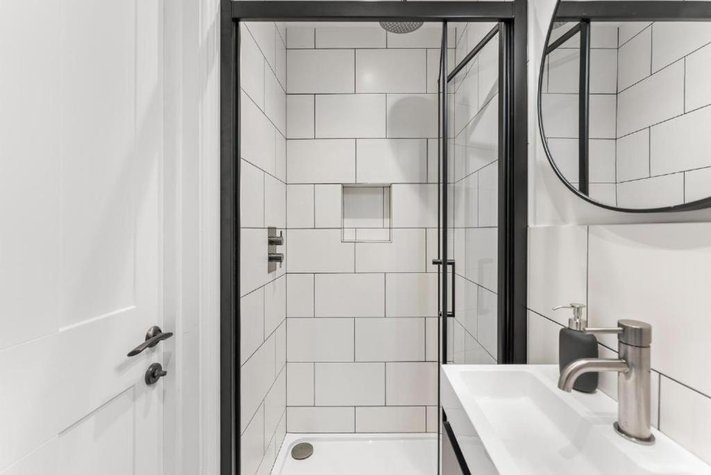 Stunning 4 Bedroom Abode in Zone 1 - Balcony - Sleeps 9