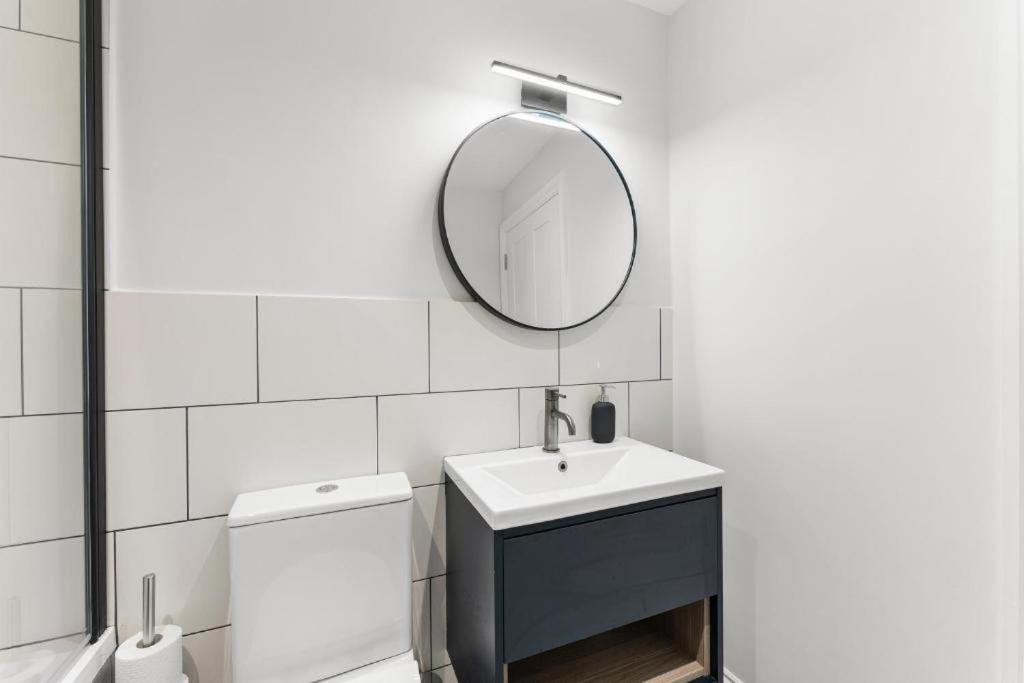 Stunning 4 Bedroom Abode in Zone 1 - Balcony - Sleeps 9