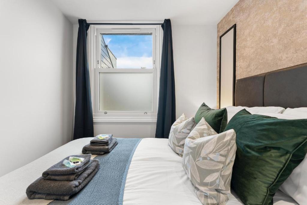 Stunning 4 Bedroom Abode in Zone 1 - Balcony - Sleeps 9