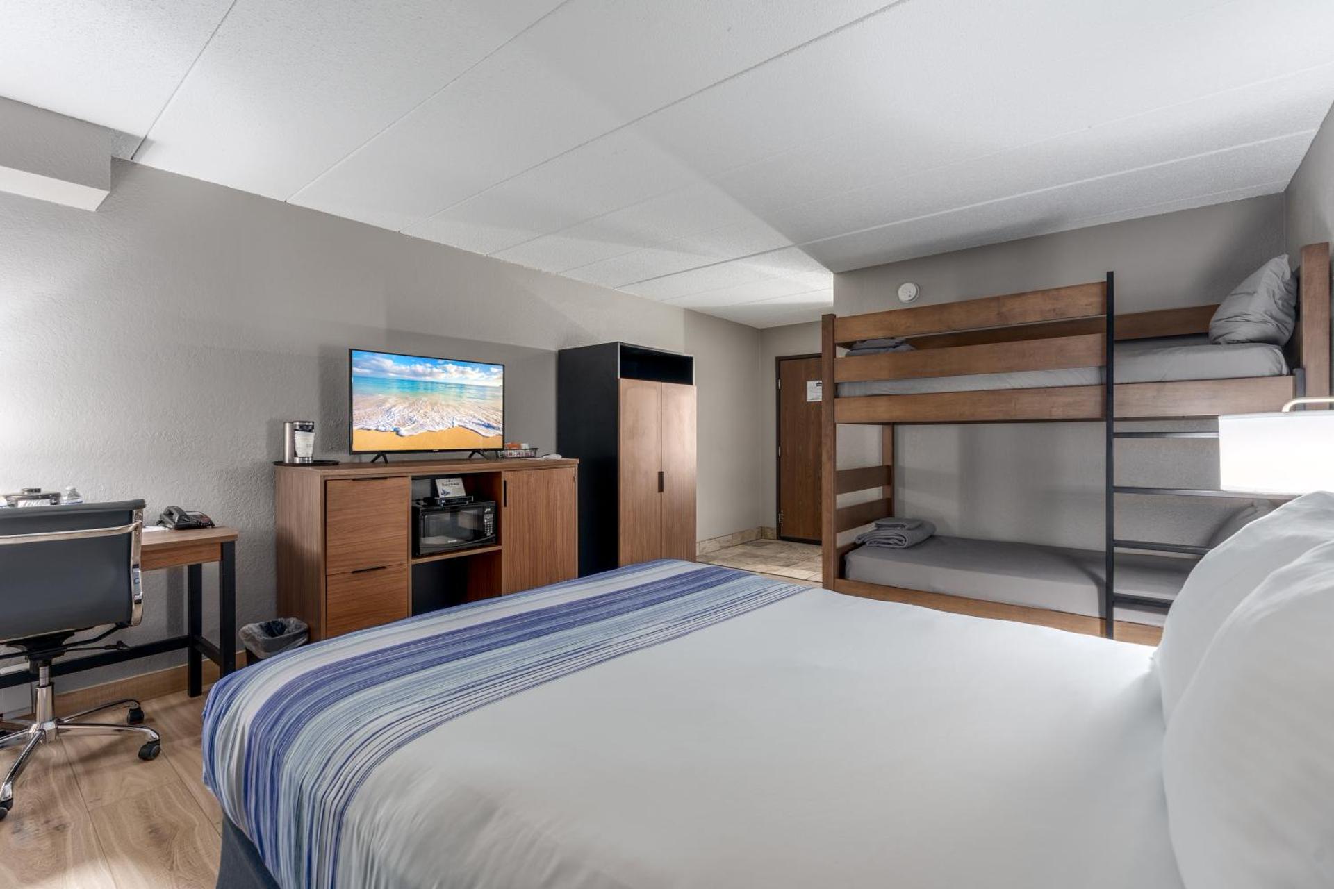 Double Room with One Queen Bed, Bunk Bed and Pool View - Non-Smoking