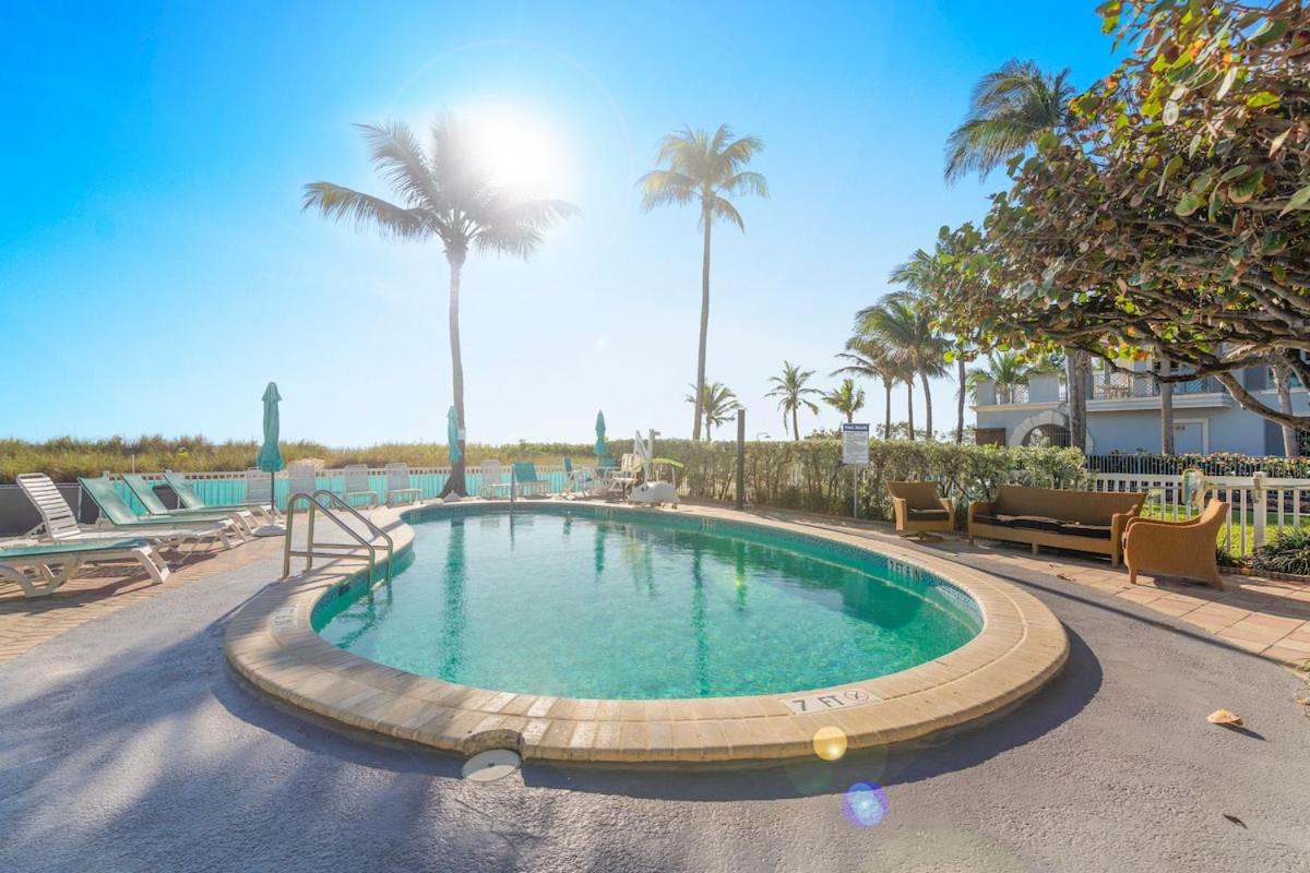 Pool Beachfront Studio