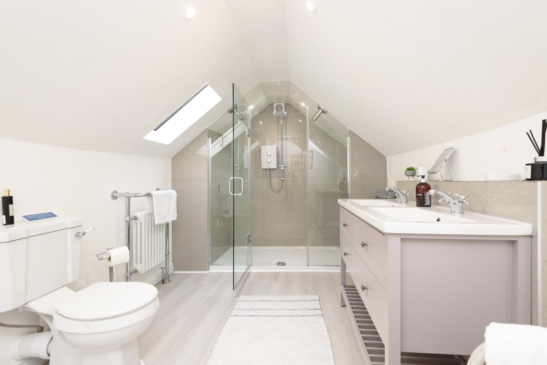 Superb House in Looe, Near Beach and Bars with Great Views and free access to a nearby Indoor Swimming Pool