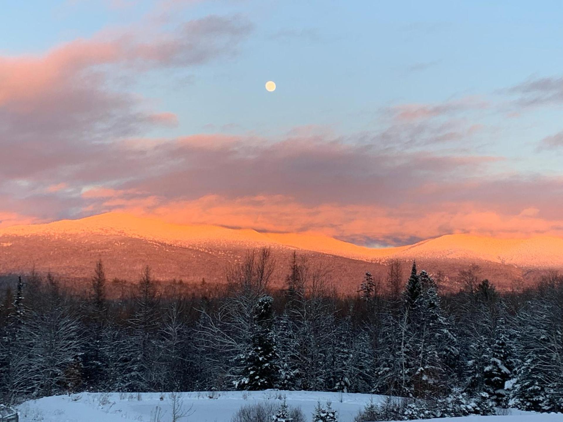 Charming barn loft - all amenities on 60 acre farm in the White Mountains of NH