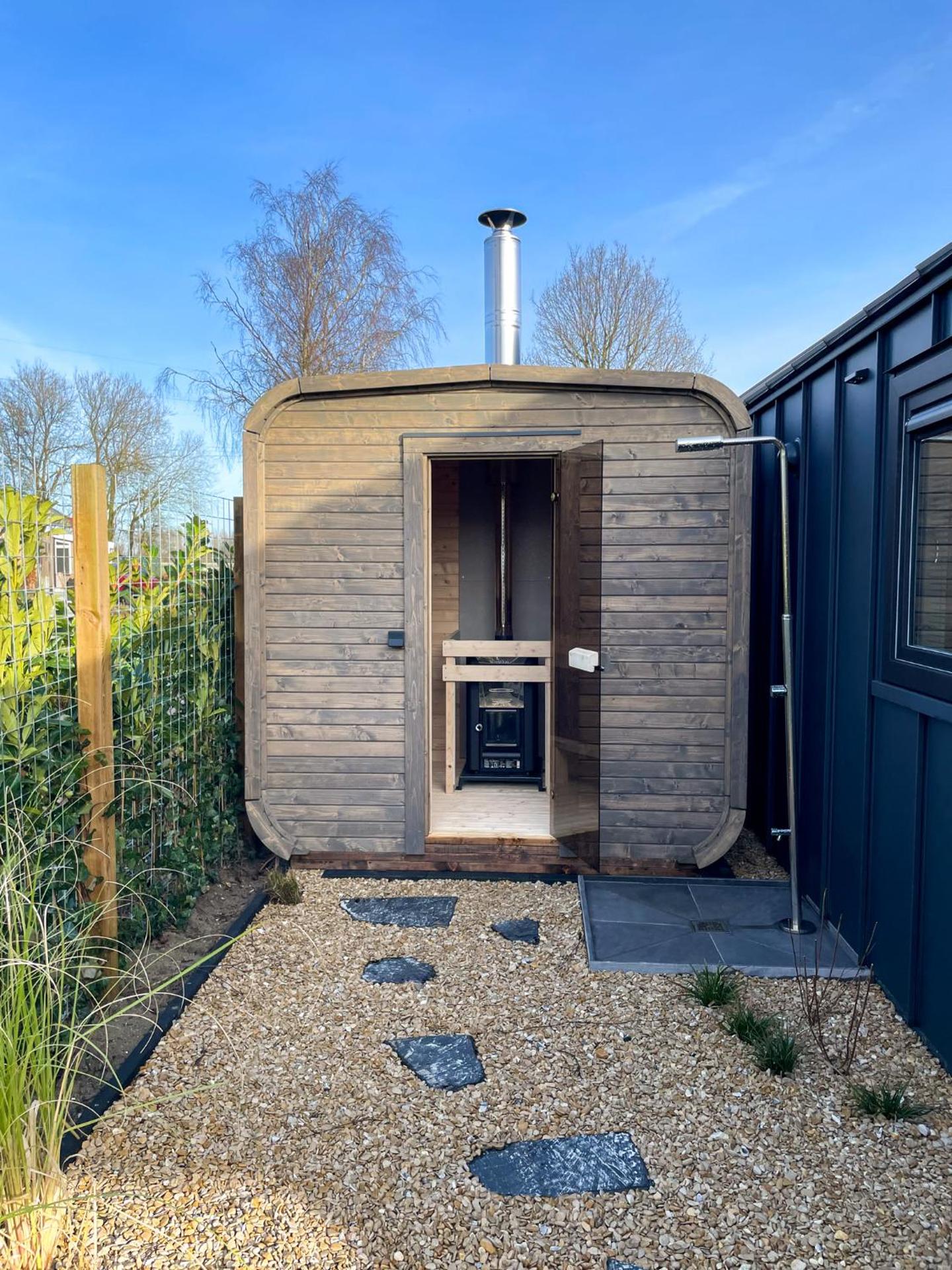 Lobsters Lodge in Heinkenszand ' Wellness Accommodation with Wood-Fired Hottub, Private Sauna and Outdoor Shower ' Airco's ' Free Wifi ' Complimentary Bed linen and Towels