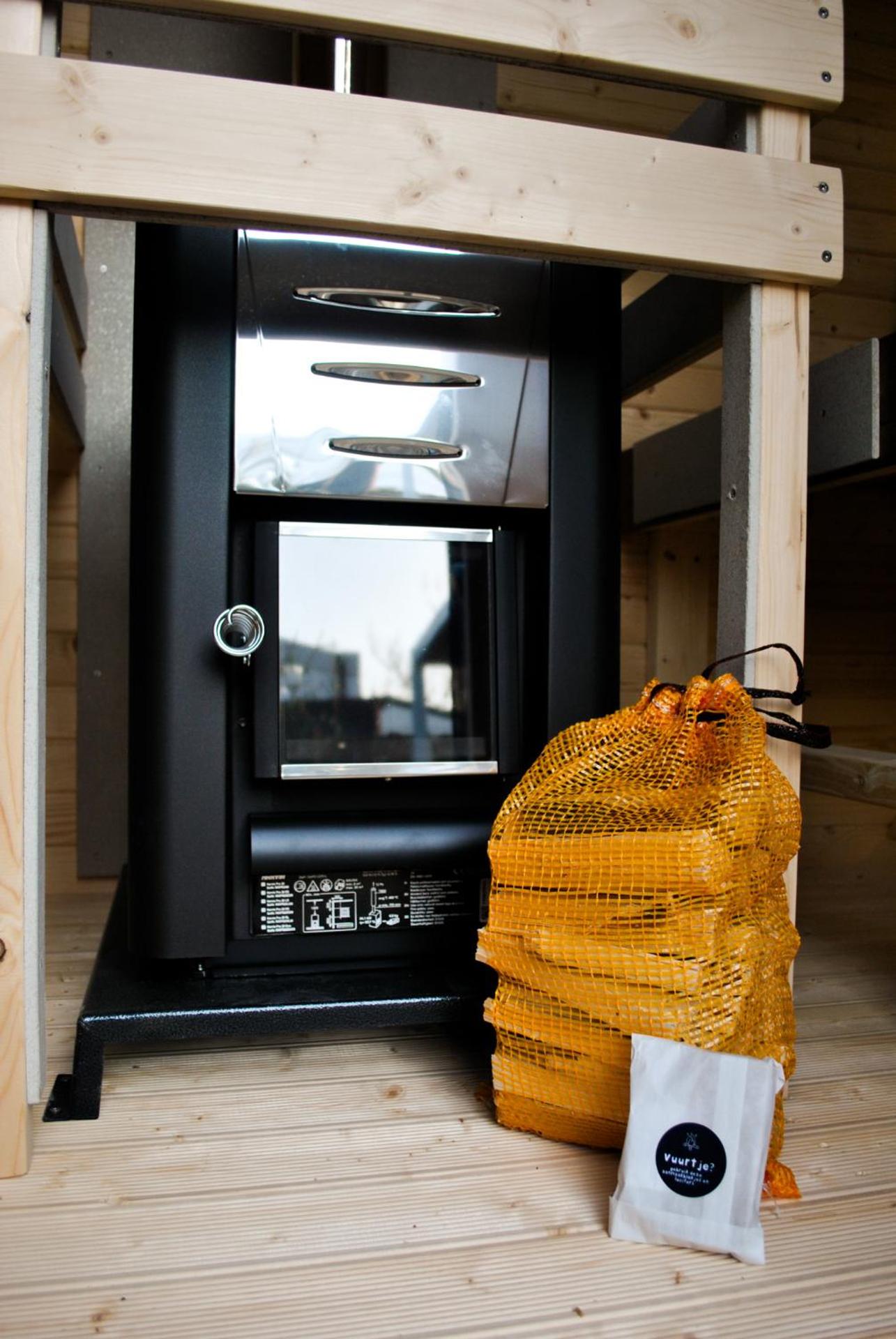 Lobsters Lodge in Heinkenszand ' Wellness Accommodation with Wood-Fired Hottub, Private Sauna and Outdoor Shower ' Airco's ' Free Wifi ' Complimentary Bed linen and Towels