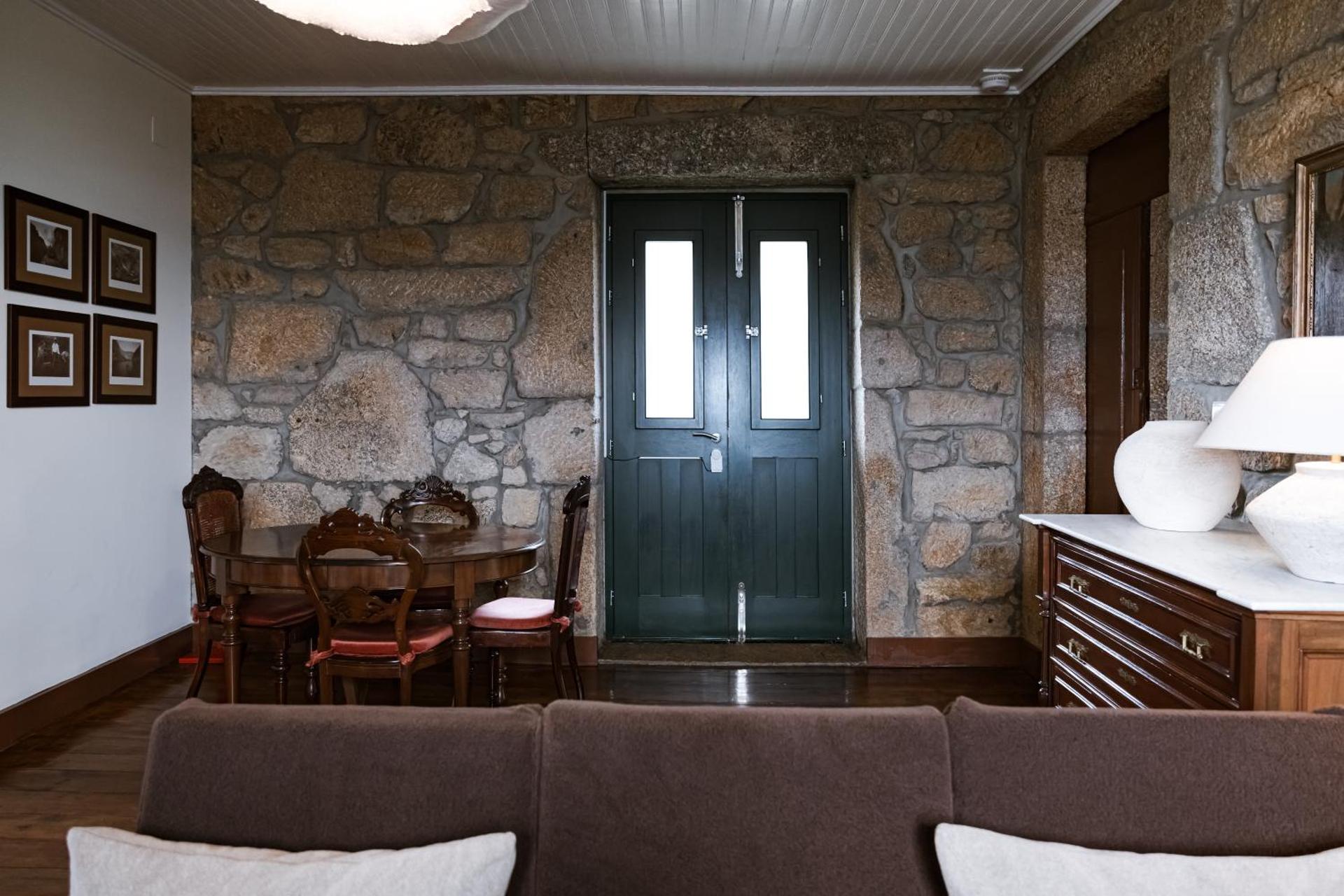 Quinta da Portela - Casa Visconde Arneiros - by RowdHouses