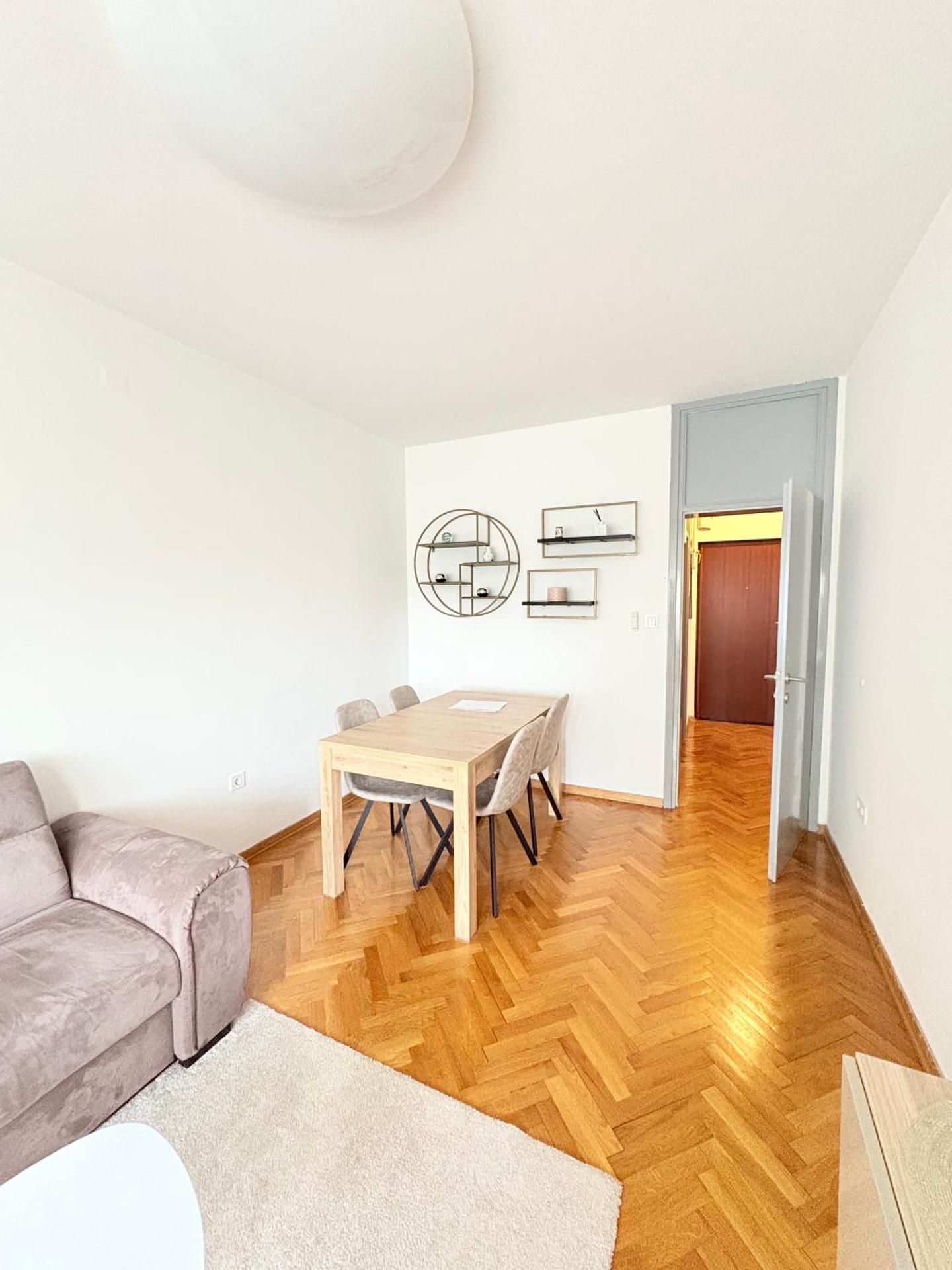 Franko's Cozy Apartment with garage