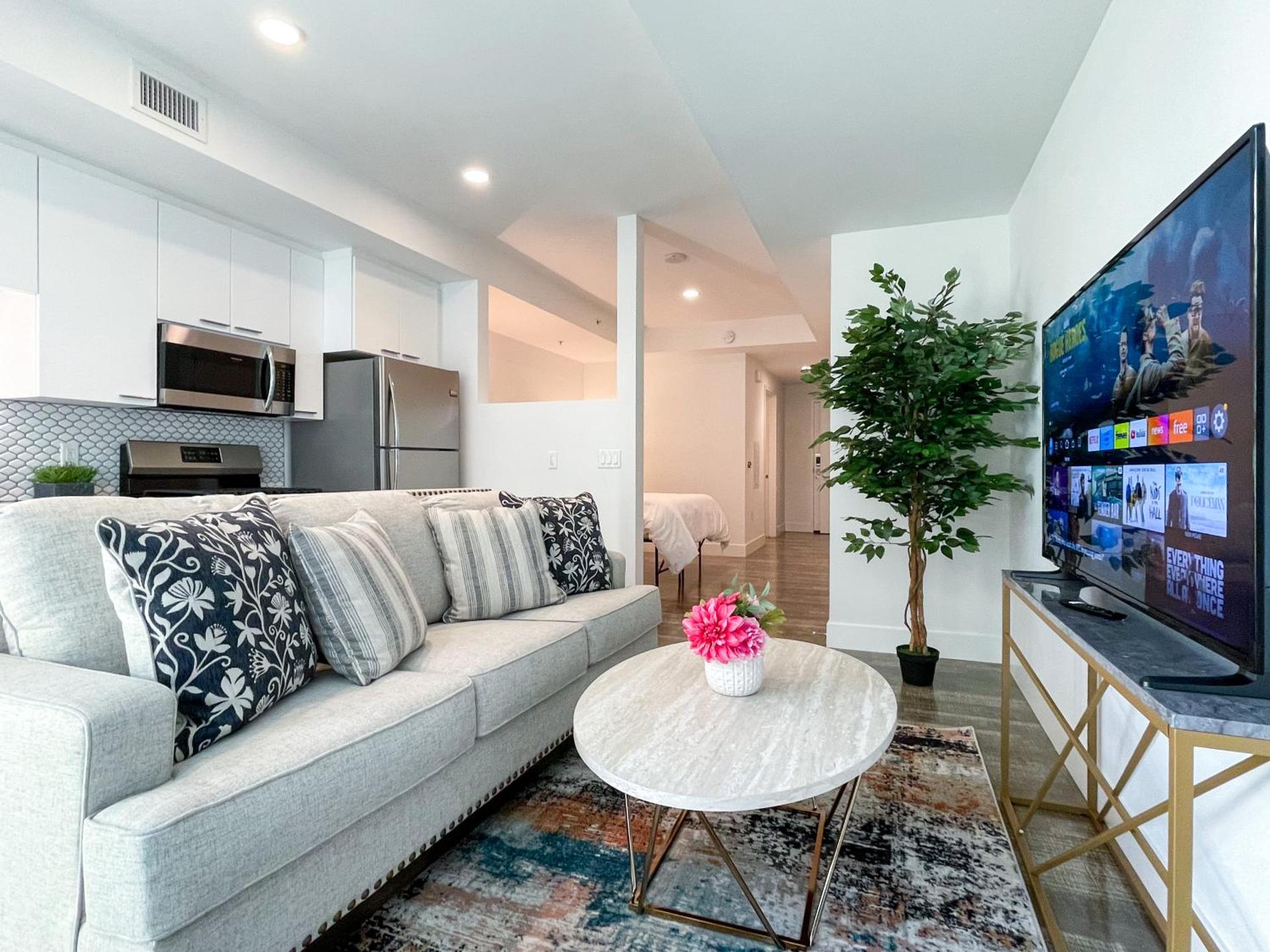 Suite Downtown Pool and Gym Access