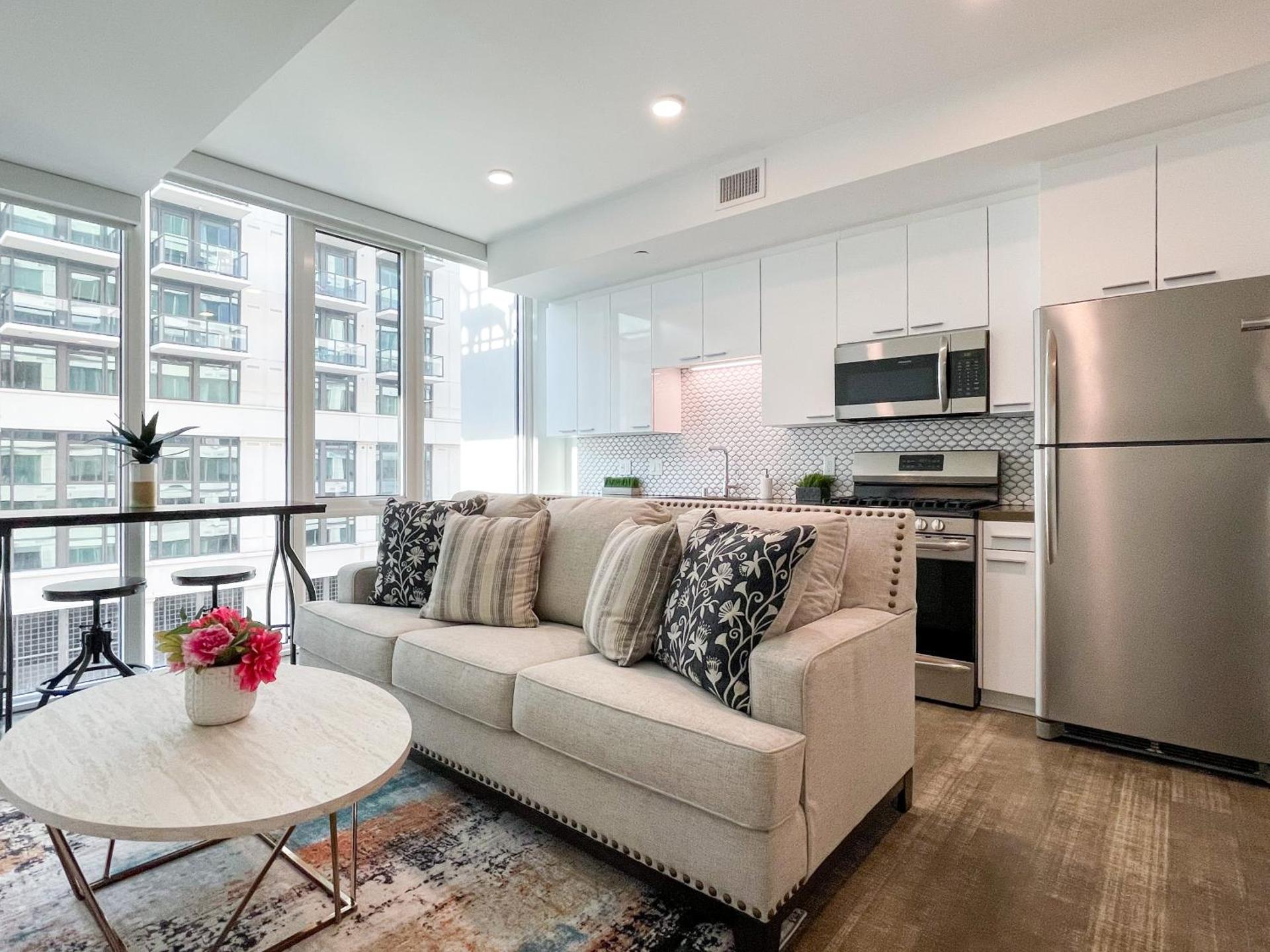 Suite Downtown Pool and Gym Access