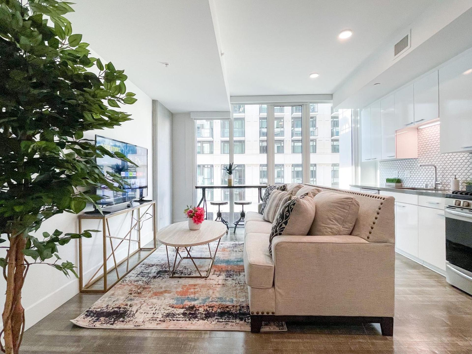 Suite Downtown Pool and Gym Access